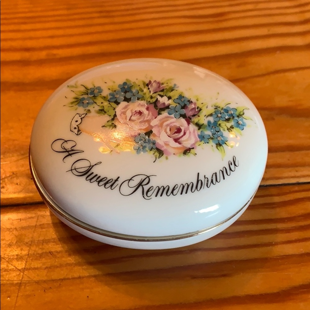 Vintage Avon Trinket box 1982